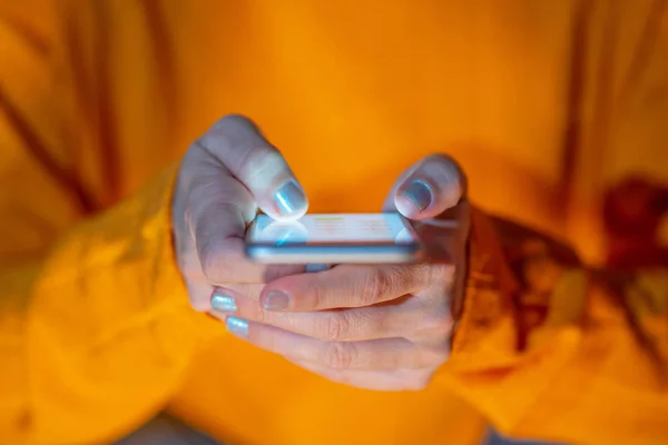 Hände Von Jungen Frauen Oder Teenagern Die Text Auf Social — Stockfoto