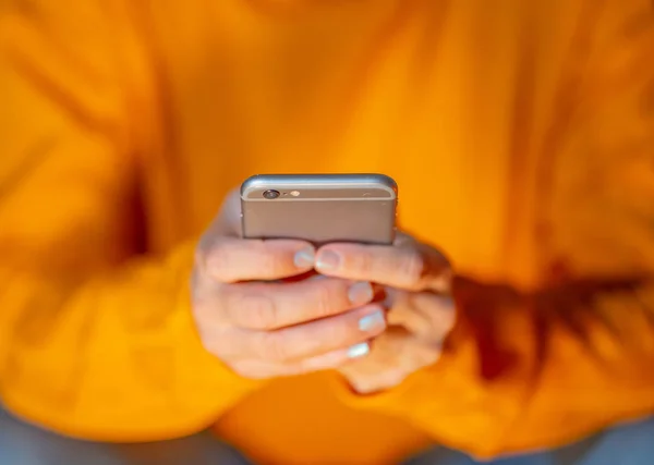 Mãos Mulher Jovem Adolescente Enviando Texto Aplicativo Mídia Social Internet — Fotografia de Stock