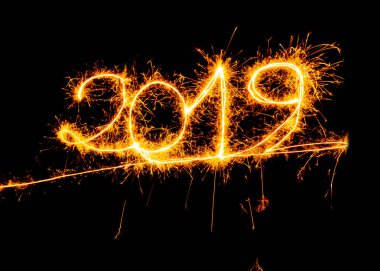 Siyah arka plan kopya alanı üzerinde Noel tatili ve yılbaşı kutlama ve tebrik kartı tasarımları izole havai fişek ile yazılı mutlu yeni yıl 2019 güzel parlayan altın sayılar ışıltı.