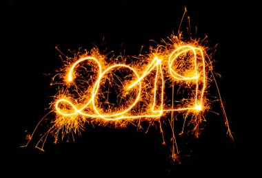 Siyah arka plan kopya alanı üzerinde Noel tatili ve yılbaşı kutlama ve tebrik kartı tasarımları izole havai fişek ile yazılı mutlu yeni yıl 2019 güzel parlayan altın sayılar ışıltı.