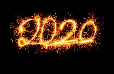 Siyah arka plan kopya alanı üzerinde Noel tatili ve yılbaşı kutlama ve tebrik kartı tasarımları izole havai fişek ile yazılı mutlu yeni yıl 2020 güzel parlayan altın sayılar ışıltı.