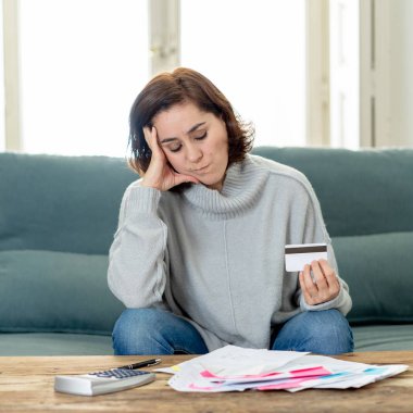 Genç çekici kadın oyun kağıdı tahsilât ve ev finansman ile sorun yaşıyorsanız endişeli hesaplamak muhasebe maliyeti ücretleri vergi mali sorunları alışveriş bağımlılığı ve kredi kartı borçları kavramı.