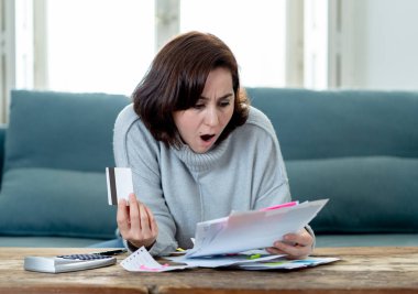 Genç çekici kadın oyun kağıdı tahsilât ve ev finansman ile sorun yaşıyorsanız endişeli hesaplamak muhasebe maliyeti ücretleri vergi mali sorunları alışveriş bağımlılığı ve kredi kartı borçları kavramı.