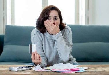 Genç çekici kadın oyun kağıdı tahsilât ve ev finansman ile sorun yaşıyorsanız endişeli hesaplamak muhasebe maliyeti ücretleri vergi mali sorunları alışveriş bağımlılığı ve kredi kartı borçları kavramı.