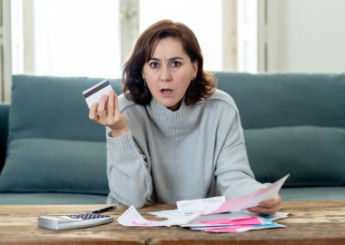 Genç çekici kadın oyun kağıdı tahsilât ve ev finansman ile sorun yaşıyorsanız endişeli hesaplamak muhasebe maliyeti ücretleri vergi mali sorunları alışveriş bağımlılığı ve kredi kartı borçları kavramı.