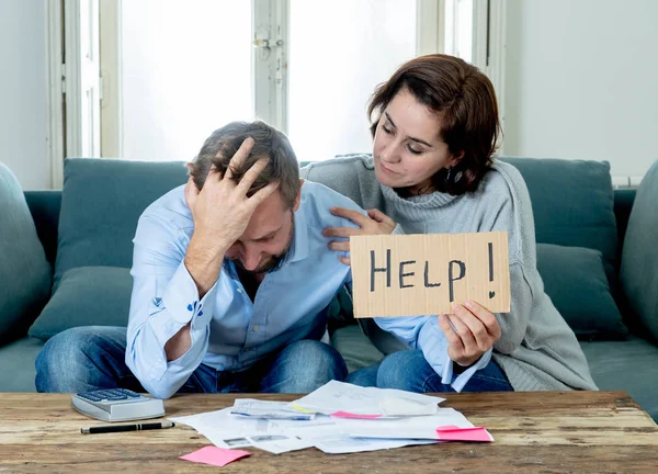 Casal Jovem Estressado Contabilidade Home Finance Contas Pagamento Extratos Bancários — Fotografia de Stock