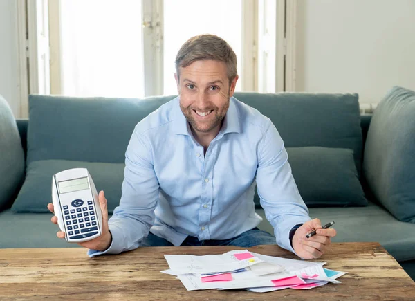 Junge Attraktive Kaukasische Geschäftsmann Buchhaltung Kosten Gebühren Steuern Und Hypothek — Stockfoto