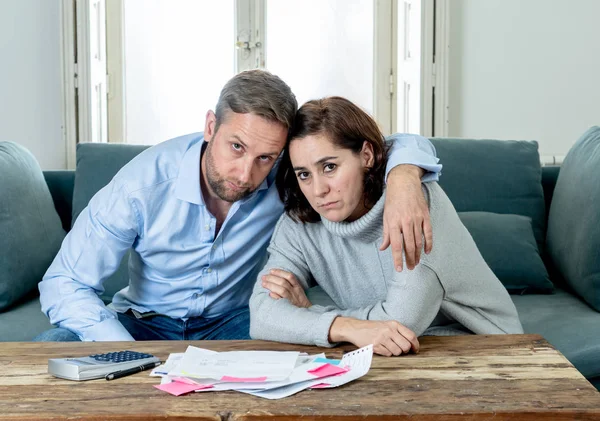 Casal Jovem Estressado Contabilidade Home Finance Contas Pagamento Extratos Bancários — Fotografia de Stock