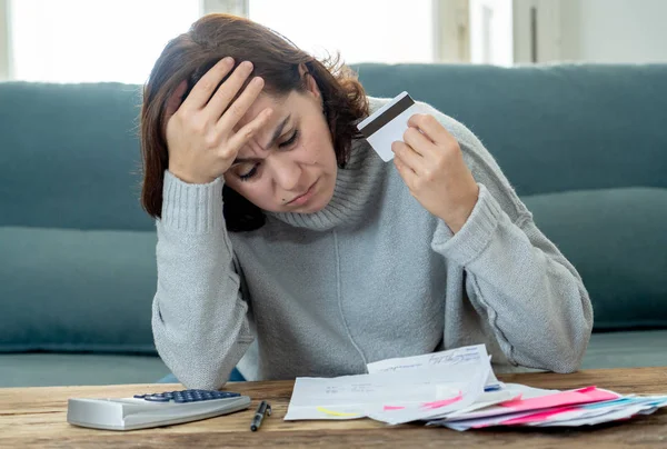 Giovane Donna Attraente Cercando Stressato Preoccupato Pagamenti Con Carta Finanze — Foto Stock