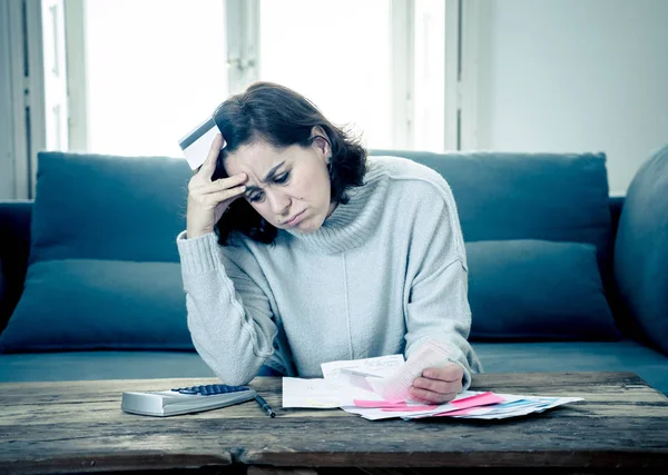 Giovane Donna Attraente Cercando Stressato Preoccupato Pagamenti Con Carta Finanze — Foto Stock