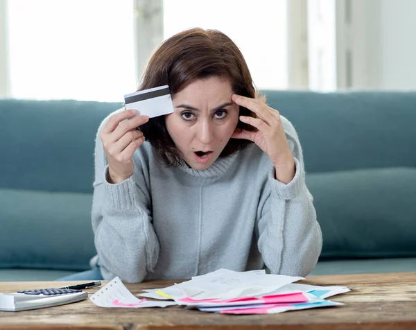 Jonge Aantrekkelijke Vrouw Problemen Met Kaartbetalingen Huis Financiën Bezorgd Berekenen — Stockfoto