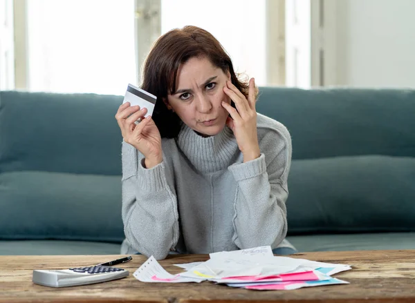 Jonge Aantrekkelijke Vrouw Problemen Met Kaartbetalingen Huis Financiën Bezorgd Berekenen — Stockfoto