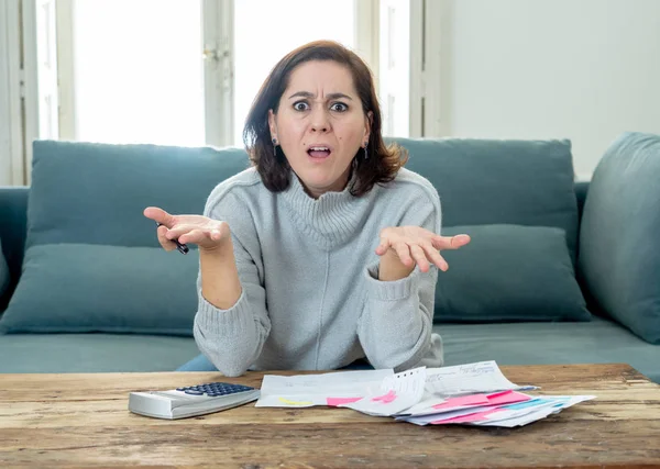 Jonge Aantrekkelijke Vrouw Zoek Benadrukt Bezorgd Met Kaartbetalingen Huis Financiën — Stockfoto