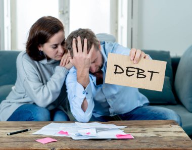 Vurguladı ve banka dekontları ve kötü mali durumu ve iflas çaresiz hissediyor giderleri fatura ödeme ev finans muhasebe içinde çok borcu olan depresif genç çift mortgage.