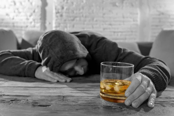 Betrunkener Junger Mann Der Hause Alkohol Trinkt Und Einsam Depressiv — Stockfoto