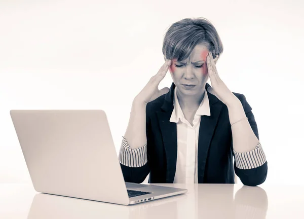 Jonge Mooie Rode Haired Kaukasische Benadrukt Zakenvrouw Pijn Met Hoofdpijn — Stockfoto