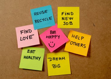 Mantar pano renkli faturası notları rüyalar dilek ve trendy yazı yazı ile yazılı yeni yıl çözünürlük onun için mutlu yaşam tarzı hedef ve öz yönetim motivasyon kavramı.