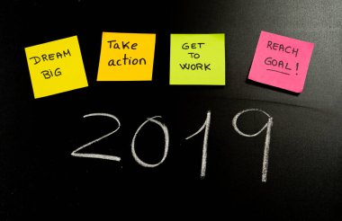 Blackboard renkli notları rüyalar dilek ve trendy yazı yazı ile yazılı 2019 yeni yıl çözünürlük onun için mutlu yaşam hedefleri ve öz yönetim motivasyon kavramı.