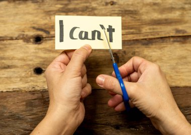 Yazılı metin öylesine sen-ben başarı ve kavram Believe kendinizi ve sonuçlar elde etmek için motivasyon meydan okumak T harfinin makasla kesme yapamam kartıyla holding kadın eller.