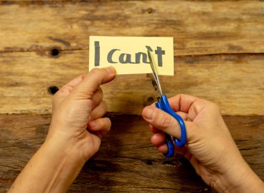 Yazılı metin öylesine sen-ben başarı ve kavram Believe kendinizi ve sonuçlar elde etmek için motivasyon meydan okumak T harfinin makasla kesme yapamam kartıyla holding kadın eller.