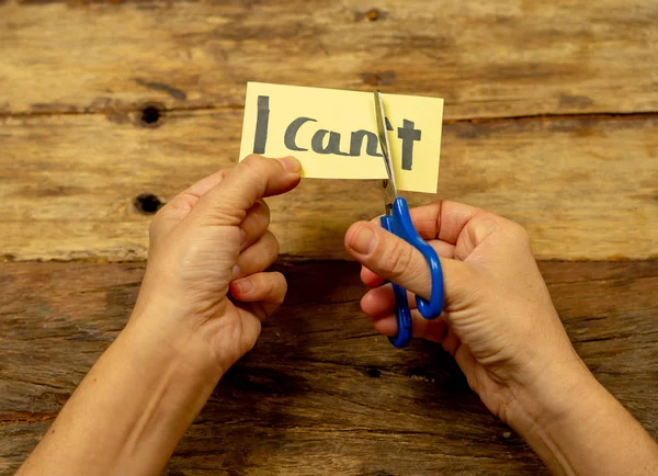 Donna Mani Possesso Carta Con Testo Scritto Non Posso Farlo — Foto Stock