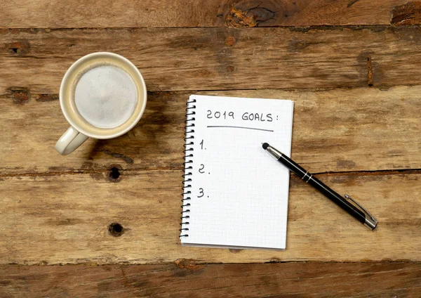 幸福吸引と刺激の概念のしい物のリストの計画と目標のビンテージ テーブル背景にメモ帳コーヒーに新しい幸せな生活を願いトップ ビュー 2019年新年の解像度リスト — ストック写真