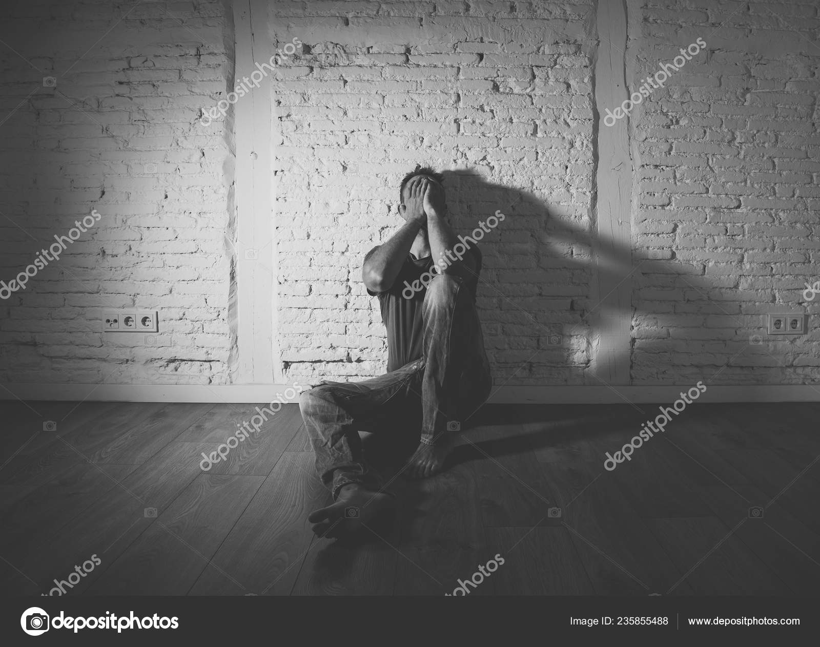 Депрессия Печали Эмоциональная Боль Человеческое Выражение Одиночество  Разбитое Сердце Концепция стоковое фото ©sbartsmediagmail.com 235855488