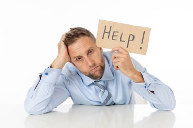 Yorgun ve üzgün baskı ve işsizlik kavramı, depresyon ve aşırı iş yükü beyaz izole stres altında yardım oturum iletisi tutan genç çekici sinirli ve yorgun beyaz iş adamı.