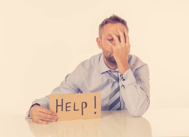 Yorgun ve üzgün baskı ve işsizlik kavramı, depresyon ve aşırı iş yükü beyaz izole stres altında yardım oturum iletisi tutan genç çekici sinirli ve yorgun beyaz iş adamı.