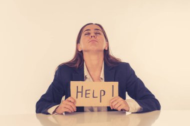 Genç çekici depresif latin işkadını yardım oturum iletisi tutan baskı ve işsizlik cinsiyet ayrımcılığı depresyon beyaz izole stres altında yorgun ve kavram çok.