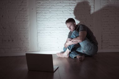 Stalker ya da umutsuz ve siber zorbalık ve sosyal medya kavramı içinde aşağılanmış hissediyor dedikodu tarafından cyberbullying ve çevrimiçi varlık taciz acı dizüstü bilgisayar ile ciddi bir şekilde perişan genç erkekler istismar.