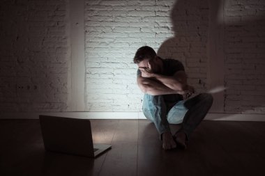 Stalker ya da umutsuz ve siber zorbalık ve sosyal medya kavramı içinde aşağılanmış hissediyor dedikodu tarafından cyberbullying ve çevrimiçi varlık taciz acı dizüstü bilgisayar ile ciddi bir şekilde perişan genç erkekler istismar.