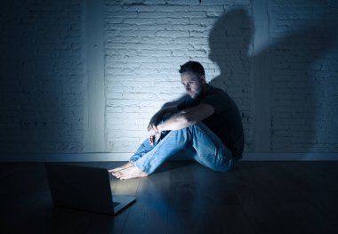 Stalker ya da umutsuz ve siber zorbalık ve sosyal medya kavramı içinde aşağılanmış hissediyor dedikodu tarafından cyberbullying ve çevrimiçi varlık taciz acı dizüstü bilgisayar ile ciddi bir şekilde perişan genç erkekler istismar.