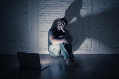 Stalker ya da umutsuz ve siber zorbalık ve sosyal medya kavramı içinde aşağılanmış hissediyor dedikodu tarafından cyberbullying ve çevrimiçi varlık taciz acı dizüstü bilgisayar ile ciddi bir şekilde perişan genç erkekler istismar.