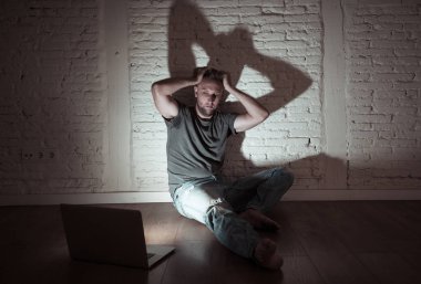 Stalker ya da umutsuz ve siber zorbalık ve sosyal medya kavramı içinde aşağılanmış hissediyor dedikodu tarafından cyberbullying ve çevrimiçi varlık taciz acı dizüstü bilgisayar ile ciddi bir şekilde perişan genç erkekler istismar.