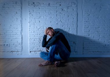 Genç harap depresif üzgün acı üzüntü duygusal ağrı ve insan ifade yalnızlık ve acılıyım kavramı kopya alanı ve karanlık ruh ışık ile depresyon acı ağlayan adam.