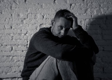 Genç harap depresif üzgün acı üzüntü duygusal ağrı ve insan ifade yalnızlık ve acılıyım kavramı kopya alanı ve karanlık ruh ışık ile depresyon acı ağlayan adam.