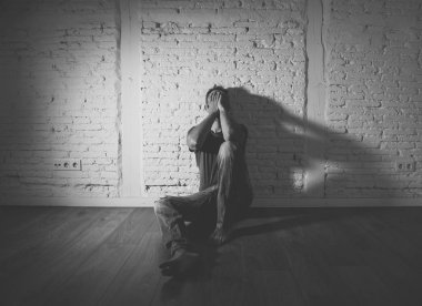 Genç harap depresif üzgün acı üzüntü duygusal ağrı ve insan ifade yalnızlık ve acılıyım kavramı kopya alanı ve karanlık ruh ışık ile depresyon acı ağlayan adam.