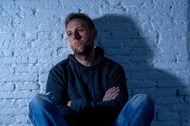 Genç harap depresif üzgün acı üzüntü duygusal ağrı ve insan ifade yalnızlık ve acılıyım kavramı kopya alanı ve karanlık ruh ışık ile depresyon acı ağlayan adam.