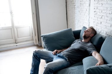 Mutsuz depresif beyaz erkek oturma ağlıyor ve oda kanepe duygu umutsuz bir yalnız vurguladı yaşayan yalan iş işsizlik anksiyete kalbi kırık ve depresyon üzüntü kavramı