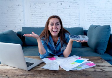 Muhasebe mali dizüstü bilgisayar ve hesap makinası ödeme oturma odasında borçları ve yerli faturaları ve mali sorunlar kavramı içinde duygu genç bekar anne iş kadın portresi vurguladı.