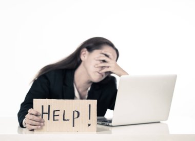 Genç çekici depresif latin işkadını yardım oturum iletisi tutan baskı ve işsizlik cinsiyet ayrımcılığı depresyon beyaz izole stres altında yorgun ve kavram çok.