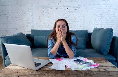 Muhasebe mali dizüstü bilgisayar ve hesap makinası ödeme oturma odasında borçları ve yerli faturaları ve mali sorunlar kavramı içinde duygu genç bekar anne iş kadın portresi vurguladı.