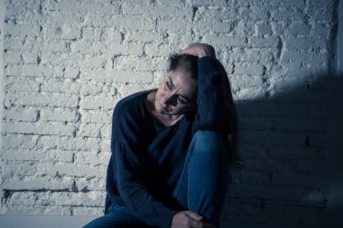 Genç harap depresif duygu acı üzüntü duygusal acı ve insan ifade ve yalnızlık ve Kalbi kırık kavramı kopya alanı ve dramatik karanlık ışık ile depresyon acı Ağlayan kadın.