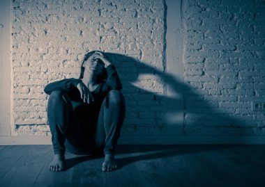Genç harap depresif duygu acı üzüntü duygusal acı ve insan ifade ve yalnızlık ve Kalbi kırık kavramı kopya alanı ve dramatik karanlık ışık ile depresyon acı Ağlayan kadın.