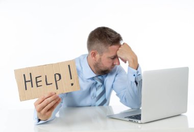 Yorgun ve üzgün baskı ve işsizlik kavramı, depresyon ve aşırı iş yükü beyaz izole stres altında yardım oturum iletisi tutan genç çekici sinirli ve yorgun beyaz iş adamı.