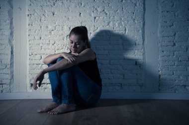 Genç harap depresif duygu acı üzüntü duygusal acı ve insan ifade ve yalnızlık ve Kalbi kırık kavramı kopya alanı ve dramatik karanlık ışık ile depresyon acı Ağlayan kadın.