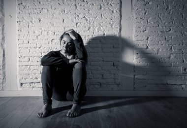 Genç harap depresif duygu acı üzüntü duygusal acı ve insan ifade ve yalnızlık ve Kalbi kırık kavramı kopya alanı ve dramatik karanlık ışık ile depresyon acı Ağlayan kadın.