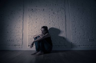 Genç harap depresif duygu acı üzüntü duygusal acı ve insan ifade ve yalnızlık ve Kalbi kırık kavramı kopya alanı ve dramatik karanlık ışık ile depresyon acı Ağlayan kadın.