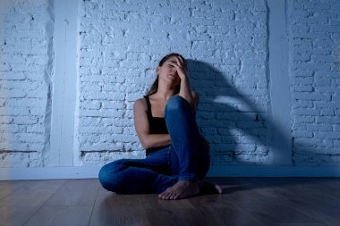 Genç harap depresif duygu acı üzüntü duygusal acı ve insan ifade ve yalnızlık ve Kalbi kırık kavramı kopya alanı ve dramatik karanlık ışık ile depresyon acı Ağlayan kadın.